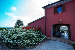 Exterior - Cascina Ottalevi Villa with golf driving range and hot tub (Monte Porzio (PU))