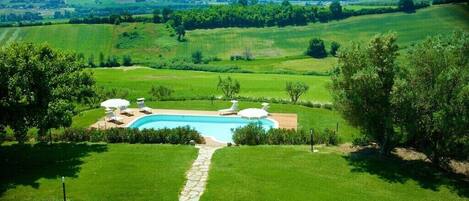 Piscine chauffée, chaises longues