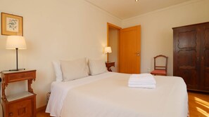 5 bedrooms, desk, soundproofing, iron/ironing board