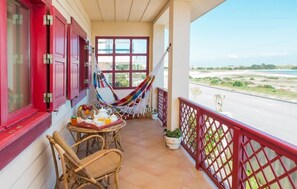 Outdoor dining - Biarritz Yellow Haystack (Gafanha da Encarnação)