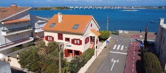 ビアリッツイエローヘイスタック-コスタノバのビーチフロントに位置