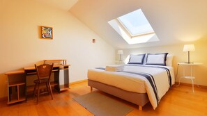 5 bedrooms, iron/ironing board, WiFi, bed sheets