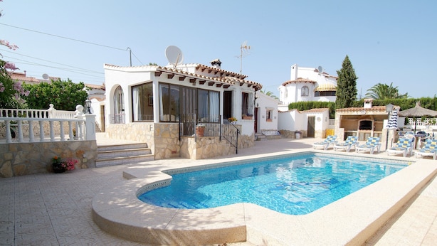A swimming pool with a stone deck, a covered patio area, and a small outdoor kitchen. - 4 Bedroom villa, up to 10 people, Private pool & BBQ close to beaches and Calpe (Calpe)