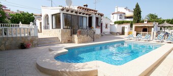 Villa med 4 soverom, opptil 10 personer, privat basseng og BBQ nær strender og Calpe