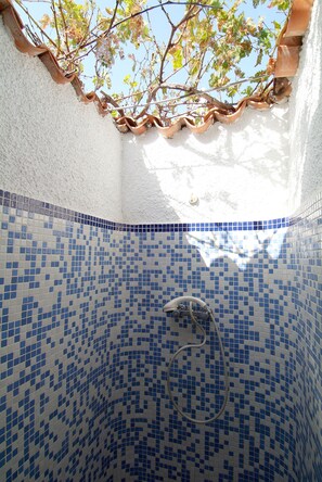 Duschwanne, Haartrockner, Handtücher, Seife