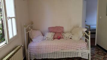 5 Schlafzimmer, Schreibtisch, Bügeleisen/Bügelbrett, WLAN