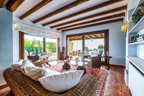 Videogames, mesa de pingue-pongue, aparelho de som