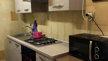 Frigorifero, microonde, forno, piano cottura