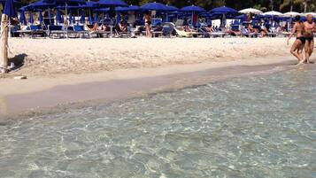 Una spiaggia nelle vicinanze