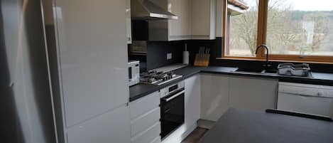 Kylskåp, mikrovågsugn, ugn och spishäll