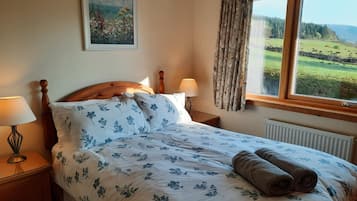 4 slaapkamers, een strijkplank/strijkijzer, reisbedje, gratis wifi
