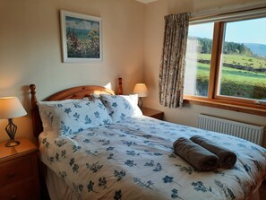 4 bedrooms, iron/ironing board, travel cot, free WiFi - Maybank self catering sleeps 8, pets welcome. (Fort William)