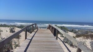 Beach nearby - T2 by the beach, with pool, WIFI and cable TV, in Praia do Pedrogão (Coimbrão)