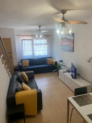 Smart TV, DVD player, books, video library - Sleeps 4 Fully Equipped, Clean & Airy, Child Friendly House Overlooking Pool. (Antigua)