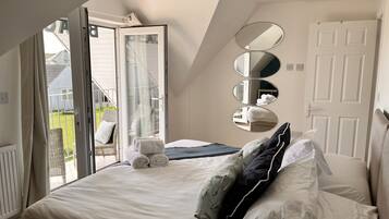 3 bedrooms, desk, iron/ironing board, WiFi