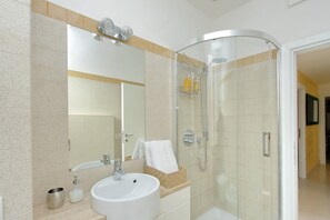 Douche, sèche-cheveux, bidet, serviettes fournies