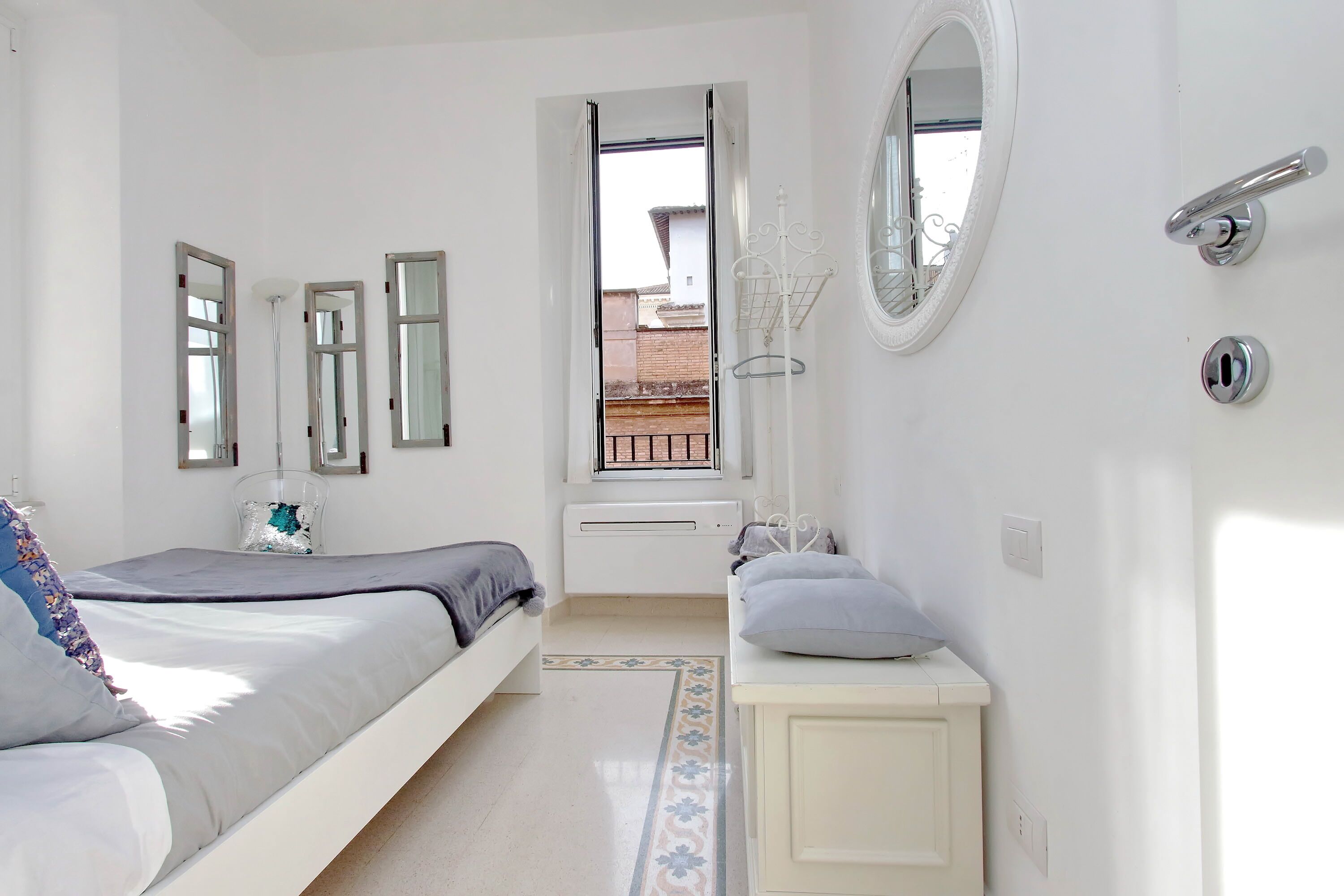 2 habitaciones, tabla de planchar con plancha, cuna de viaje y wifi 