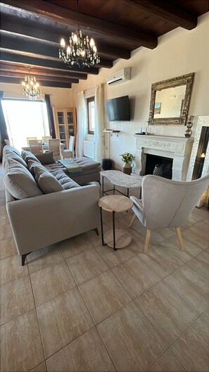 Smart TV, caminetto, lettore DVD, libri