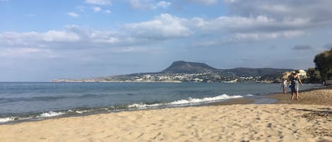 Una playa cerca, sillas reclinables de playa, toallas de playa