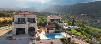  Villa Petra -Fantastic Sea and Mountain Views, High speed internet in all rooms