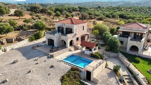 Exterior -  Villa Petra -Fantastic Sea and Mountain Views, High speed internet in all rooms (Chania/Kalyves)