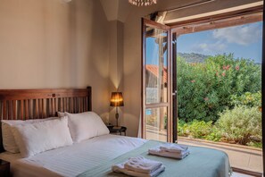 3 bedrooms, in-room safe, desk, iron/ironing board -  Villa Petra -Fantastic Sea and Mountain Views, High speed internet in all rooms (Chania/Kalyves)