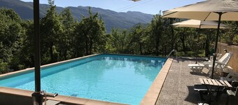 VAKRE HUS MED POOL omgitt av natur  