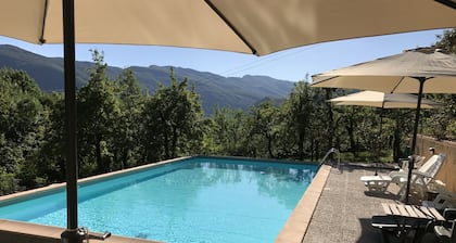 Schönes Haus mit Pool inmitten der Natur