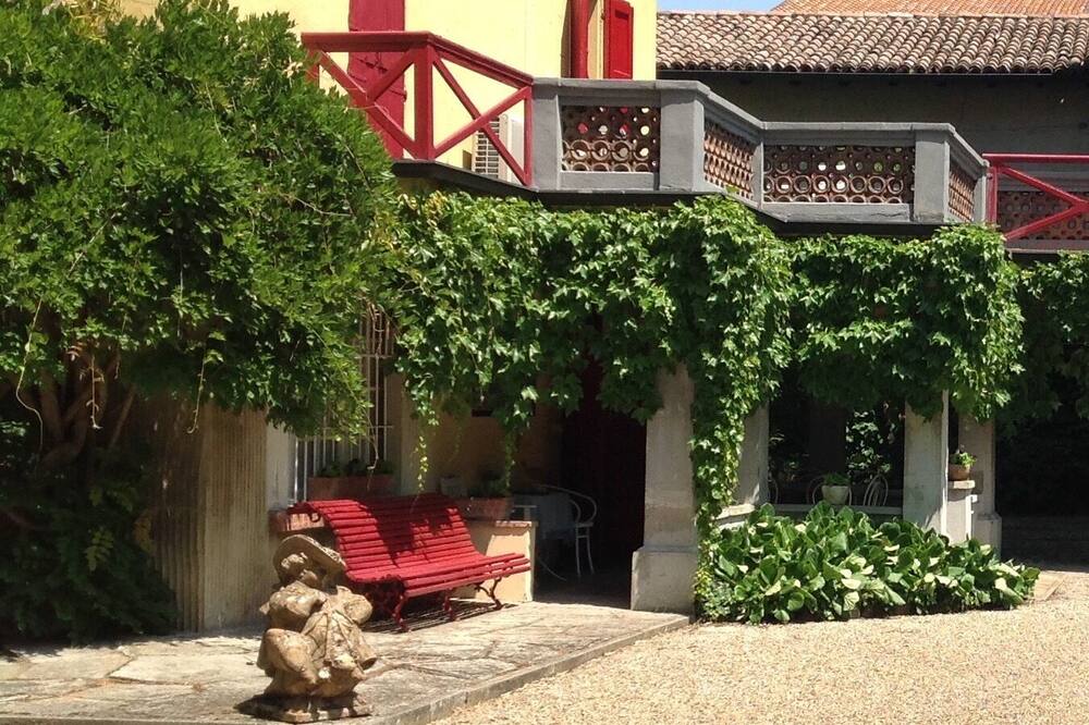 Villa with garden and swimming pool, ideal for family, spas, culture, walks