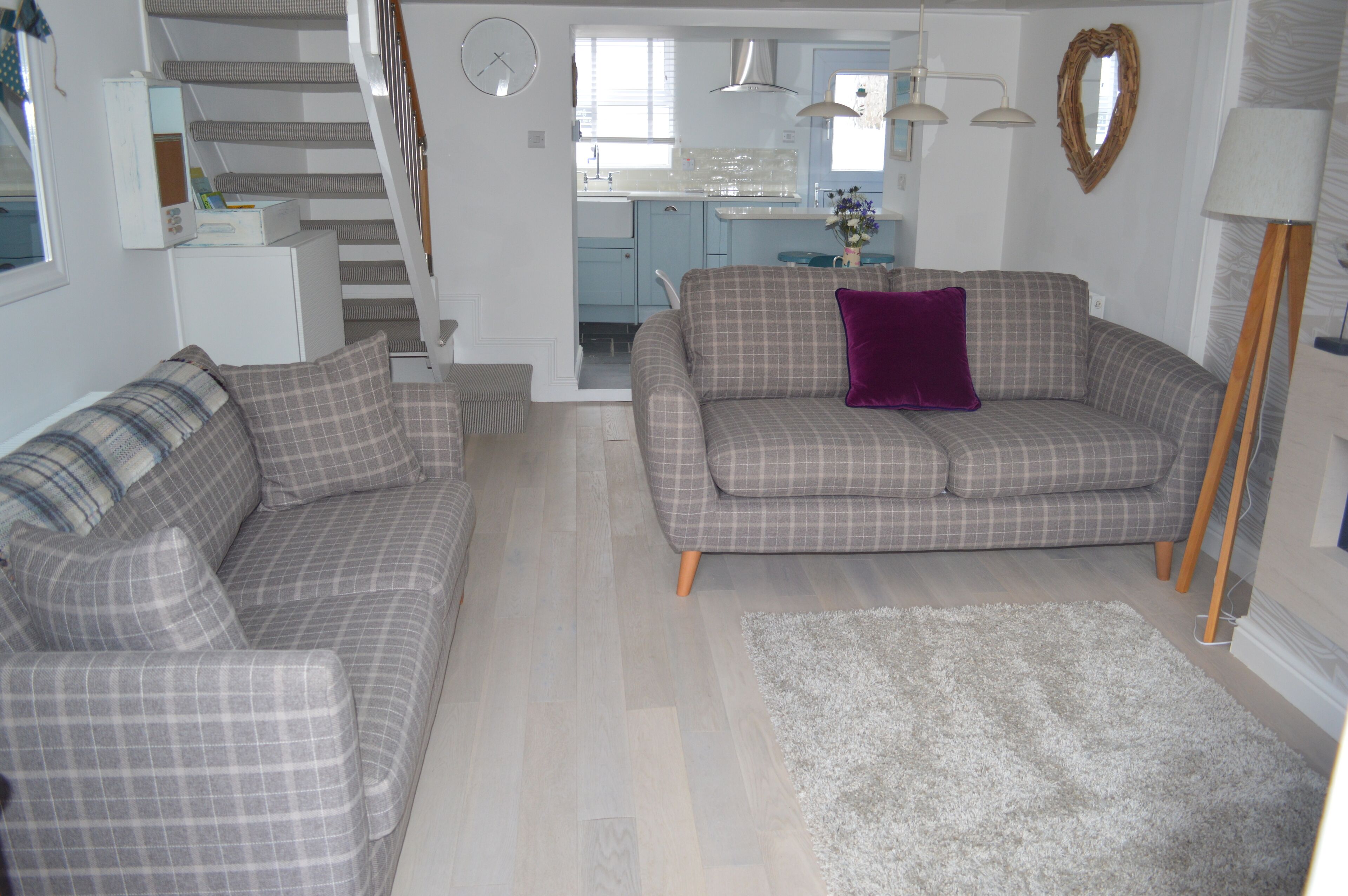 TV connectée, cheminée, jeux vidéo, livres