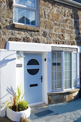Betty's Cottage St Ives. Grade II listed perfect getaway with secure parking.