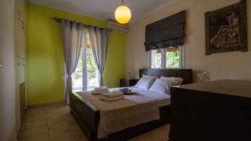 4 bedrooms, iron/ironing board, travel cot, free WiFi