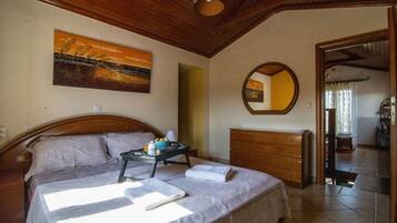 4 bedrooms, iron/ironing board, travel crib, free WiFi