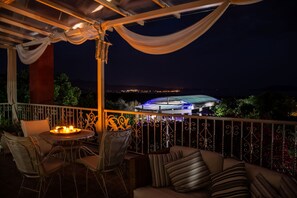 Outdoor dining - Spacious Villa with heated pool that becomes indoor (Nafplio)