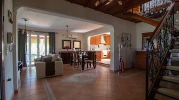 Smart TV, fireplace, DVD player, table tennis