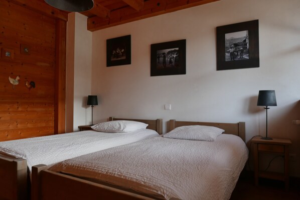 2 habitaciones, tabla de planchar con plancha y cuna de viaje 