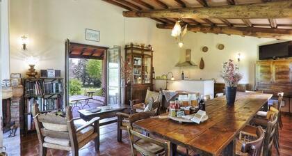 Classic Tuscany | Agriturismo le Selvole | Private pool and garden