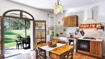 Frigorifero, forno, piano cottura, lavastoviglie