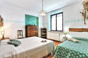 8 habitaciones, tabla de planchar con plancha, wifi y ropa de cama 