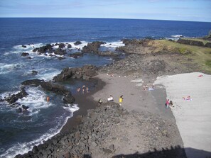 Perto da praia, espreguiçadeiras, toalhas de praia 