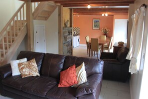 TV, fireplace, DVD player, books -  Renovated Cottage on Small Farm. (Carnoët)