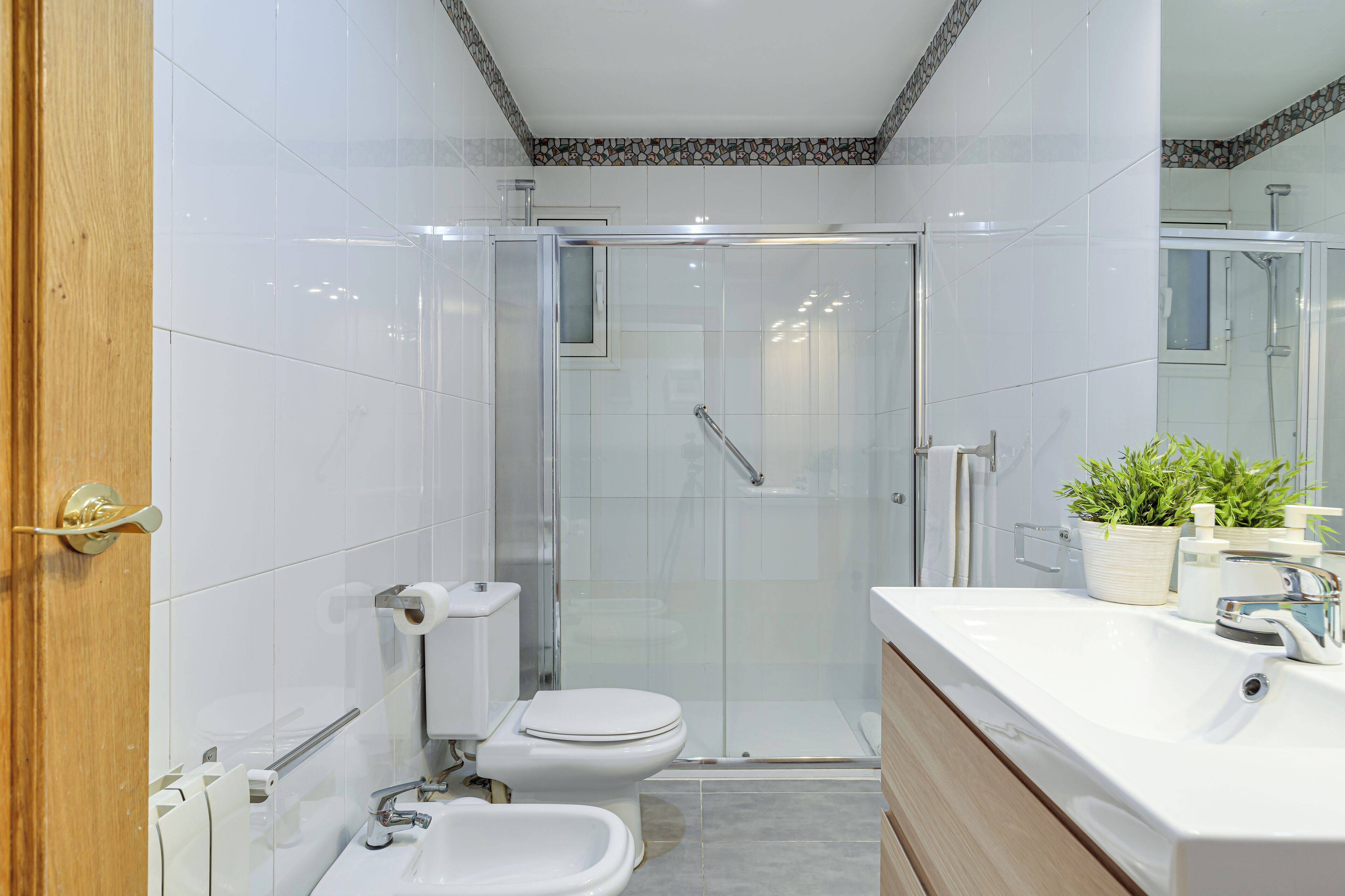 Een bad/douchecombinatie, een haardroger, een bidet, handdoeken