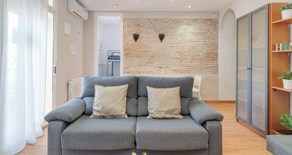 2-bedroom Bright and Classic Sagrada Familia Flat