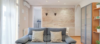 2-bedroom Bright and Classic Sagrada Familia Flat