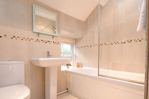 Kombinert dusj/badekar, hårføner, håndklær og såpe