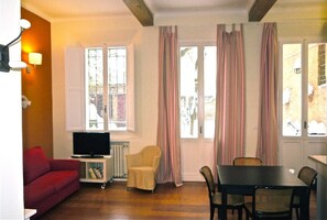Flat-screen TV, books - COZY BOLOGNA CENTRE APARTMENT WITH PRIVATE GARDEN  (Bologna)