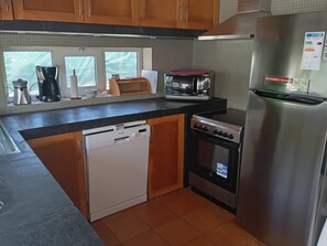 ثلاجة، ميكروويف، فرن، موقد طهي مسطح