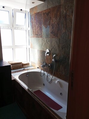 Combined shower/tub, hair dryer, towels - Recanto do Brasil, 3 bed Villa With Private Jacuzzi And Panoramic Sea Views. (Carvoeiro)