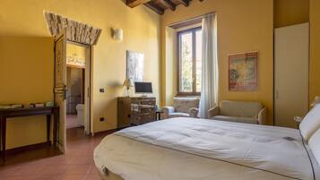 1 bedroom, in-room safe, iron/ironing board, free WiFi