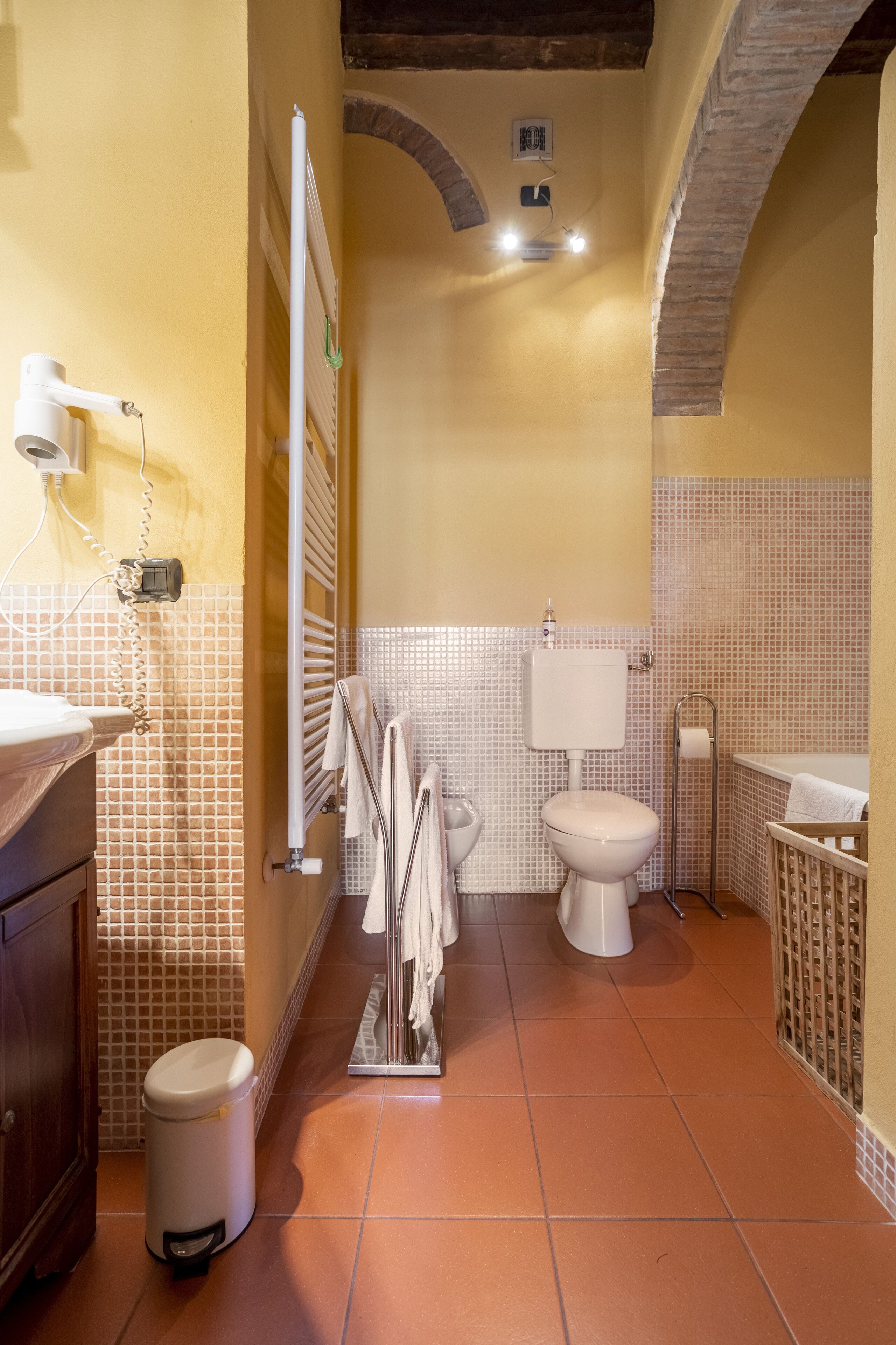 Ensemble douche/baignoire, sèche-cheveux, bidet, serviettes fournies